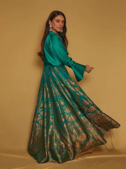 Another view of this stunning green and gold ensemble, showing the beautiful movement of the skirt.