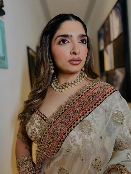 Turning heads with the softest glam. This look for a wedding guest features beautifully blended pink eyeshadow and a defined nude lip, creating a look that is both modern and sophisticated.