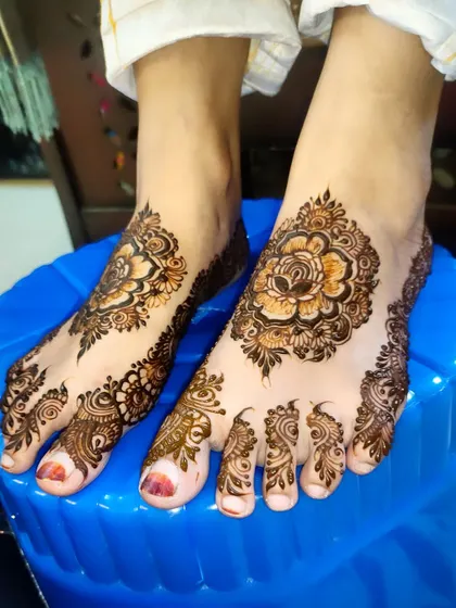 A final look at this popular and pretty floral foot design.