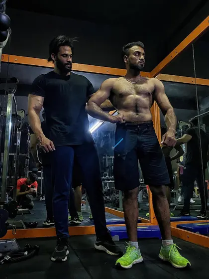 Sharpening the physique. Here I am with a client, working on the fine details and posing to bring out his best look.