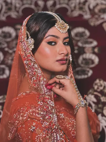 Another angle of this royal, retro-inspired look.