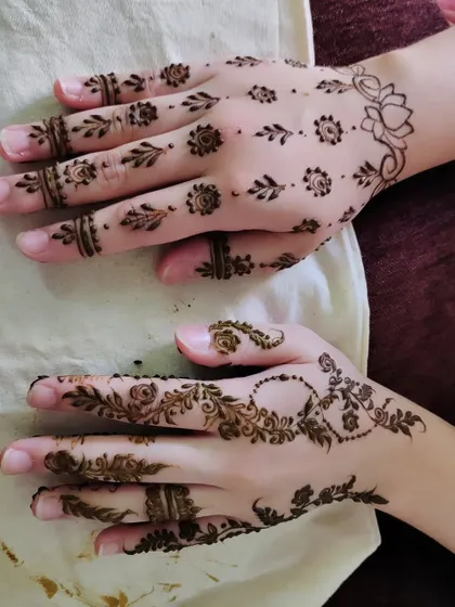 A delicate and pretty design with small floral motifs scattered across the hands. A lovely choice for a simple, elegant look.