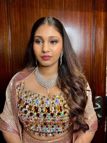 This reception look is designed to be unforgettable. The combination of shimmering eyes, a radiant complexion, and a modern wavy hairstyle creates a sophisticated and glamorous effect.