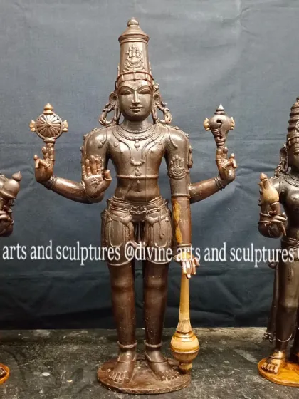 A frontal view of the Ranganathar set in its wax stage. Notice the clarity of the divine attributes, like the Sudarshana Chakra and Panchajanya shankha held by Vishnu, all carefully rendered in our special wax blend.