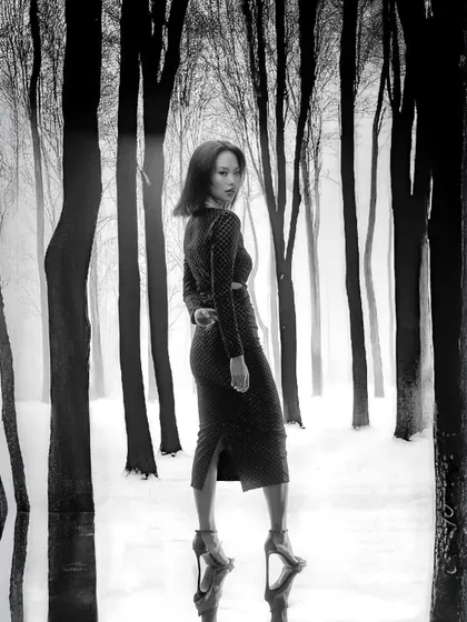 The power of a photograph often lies in its simplicity. This black and white image, created using a projected background, shows how removing color can amplify emotion, texture, and form, creating a timeless and mysterious portrait.