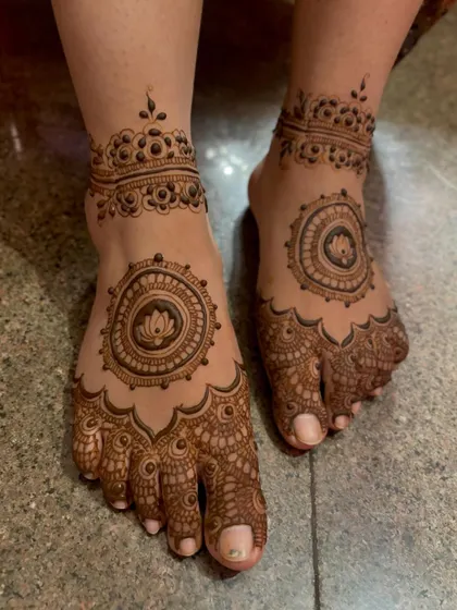 An alternate view of the lotus mandala feet mehendi.