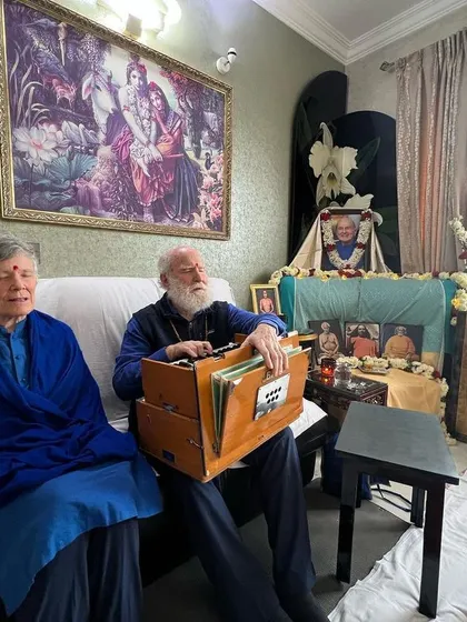 Nayaswami Jyotish and Devi lead a small, devotional kirtan in a home setting. These intimate gatherings allow for a deep, personal connection with the teachings and with our spiritual family.