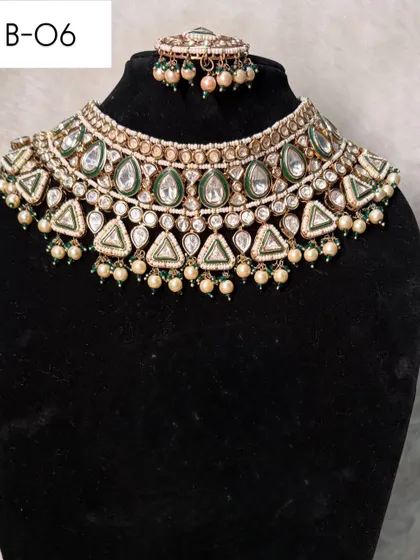This is the choker portion of set B-06, available for rent on its own. The unique triangular polki stones make it a modern and eye-catching choice.