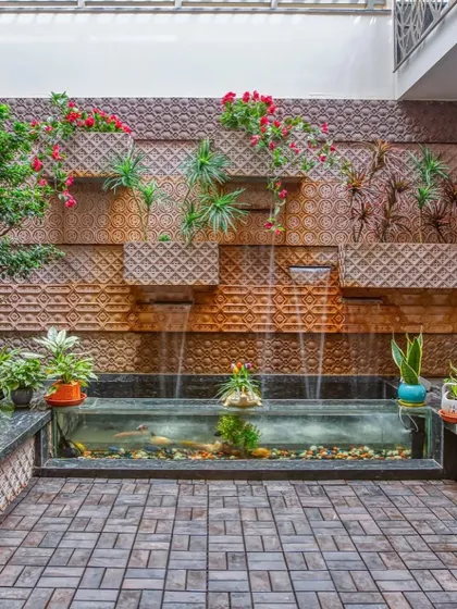 A duplicate of the courtyard image.