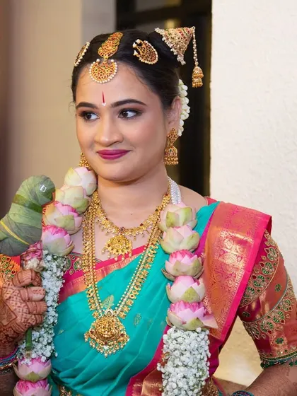 Another beautiful shot of Vibha, showcasing her complete Muhurtham attire. The traditional head jewelry, or 'Nethi Chutti', perfectly frames her face.