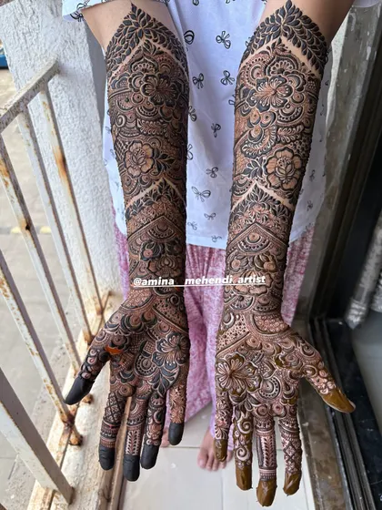 This is an example of my signature full-arm floral mehendi. I love creating dense, intricate patterns with elements like roses, paisleys, and detailed fillers to give you a rich and traditional look for any celebration.