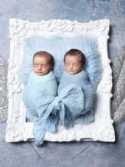 Two little souls, one heart. This artistic portrait, with the twins framed and adorned with silver leaves, was pure magic to create.