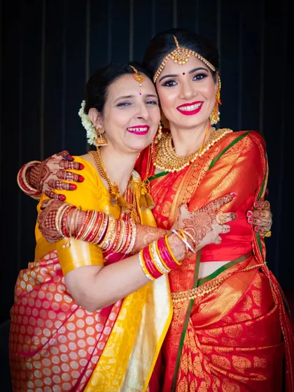 A touching embrace between the bride and her mother, a priceless, emotional moment on the wedding day.