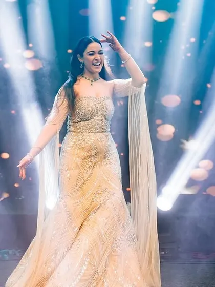 A beautiful solo moment captured under the spotlights. The performer's graceful pose and expression make this a stunning photograph.