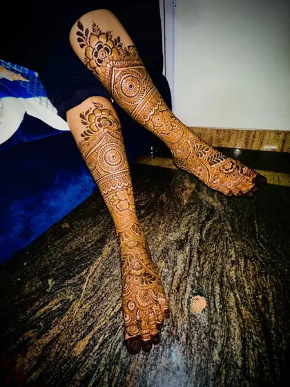Full leg coverage for the bride. This design features a large mandala on the shin, with intricate patterns extending all the way down to the toes for a truly grand bridal look.