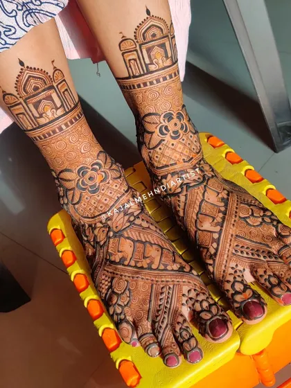 Heavy bridal feet with full coverage. This design includes architectural elements, floral patterns, and traditional motifs for a truly grand look.