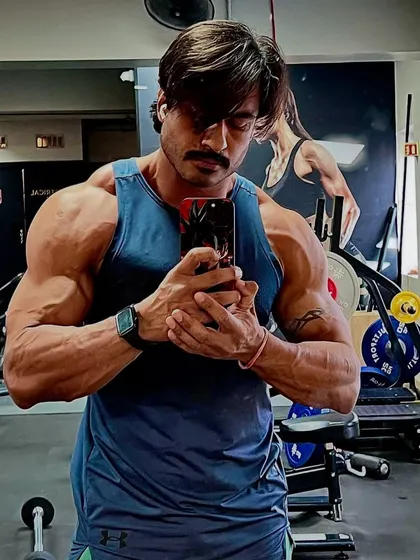 A gym selfie showing the physique I maintain year round. This isn't a temporary shape, it's a lifestyle.