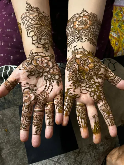 A gorgeous floral henna design with delicate hanging chains and detailed finger work. This style is perfect for a bride or for anyone wanting an elegant and ornate look.