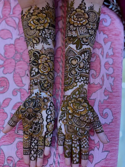 This bride wanted a designer floral look for her wedding. I used a mix of large blooms and intricate filler patterns to create a rich, textured design that stands out.