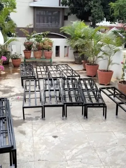 Before planting, we deliver and place our custom metal stands on the client's terrace, ready to organize their garden.
