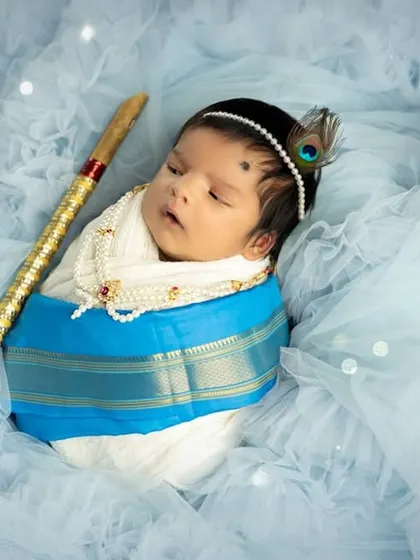 Another angle from the newborn Krishna shoot, this time with a dreamy, soft blue background. I use different lighting and backdrops to create a variety of looks within one session.