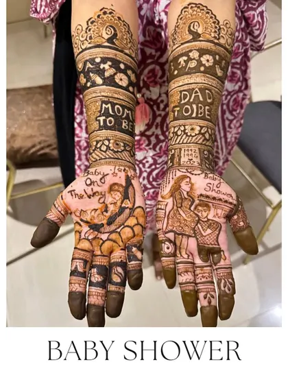 A sweet design for the 'Mom to Be' and 'Dad to Be', with portraits of the happy couple.
