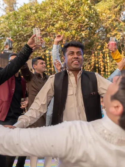Capturing the high energy and dhol beats of a classic Delhi Mehendi party.
