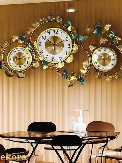 This three-country time zone clock is a functional masterpiece, decorated with delicate metal butterflies and leaves.