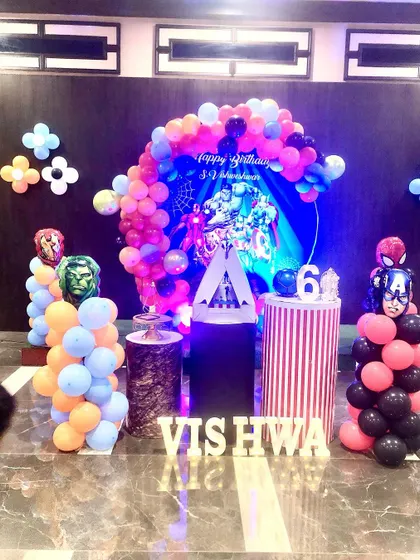 An action-packed Avengers theme party. We use character-themed balloon columns for Hulk and Spider-Man, and a central backdrop featuring all the heroes.