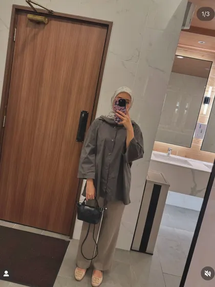 Another mirror selfie from a happy customer with her black Metro Mini. It's a popular choice for its cute size and practical crossbody strap.