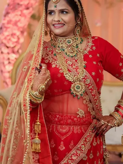 A full-length view of the bride, showing how the entire jewellery set comes together with her outfit. This is a perfect example of a grand bridal statement.