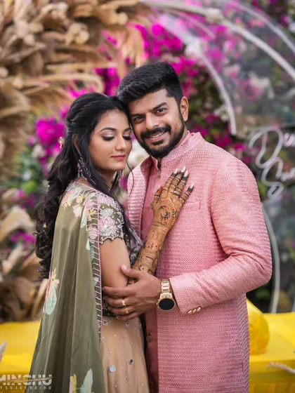 A beautiful collection of photos from Disha and Sumanth's pre-wedding shoot. Her makeup is soft and romantic, perfect for these candid and posed shots in a lovely garden setting.