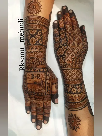 Another perspective of the semi-bridal design, showing how the personalized date and initials are a key feature. The addition of sun motifs on the arms ties the whole theme together.