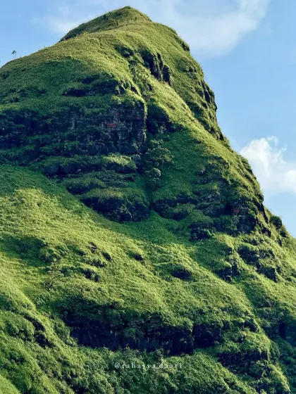 A close-up of the mountain textures on the Bandaje trail.