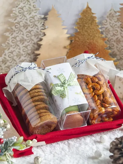 A festive Christmas tray featuring our classic cookies and spiced nuts. The simple, elegant packaging makes it a perfect gift for colleagues and friends.