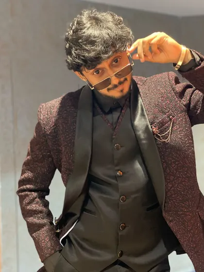 Actor Tejas Gowda rocking our pre-loved maroon jacquard suit at the Zee Kannada nomination party. Even celebrities know a smart style deal when they see one.