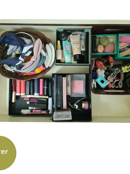 The "after" of the makeup drawer. By using small boxes and trays as dividers, we created specific compartments for lipsticks, palettes, and hair accessories.