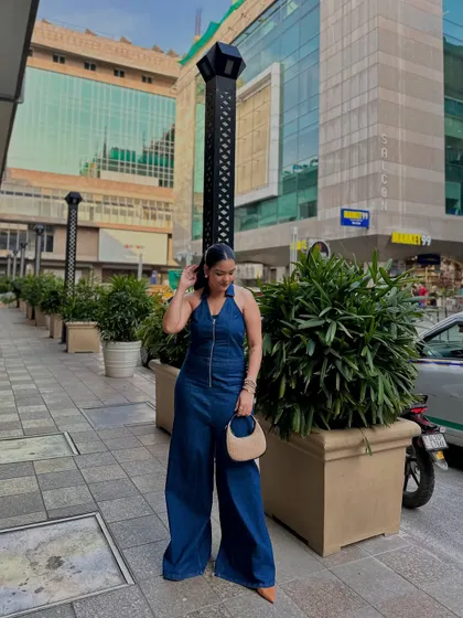 This 70s-inspired wide-leg denim jumpsuit is both comfortable and stylish, perfect for a day of shopping or a casual brunch.