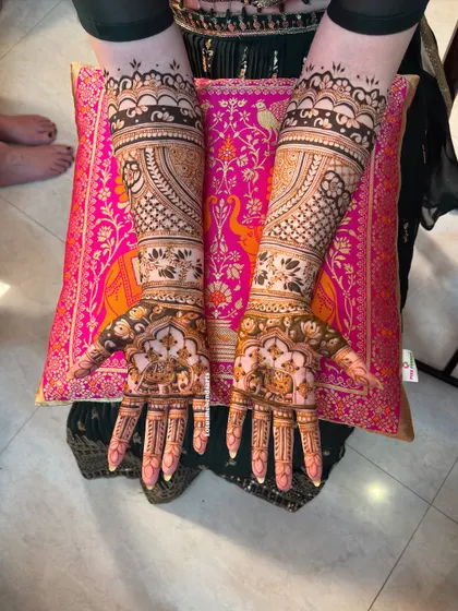 A beautiful floral and elephant theme for my German bride, Laura. I love working with clients from around the world to create their dream wedding mehendi.