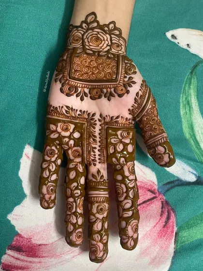A sweet design for a soon-to-be bride. This pattern uses rose motifs to create a beautiful frame on the back of the hand.