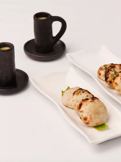 Our famous blue cheese naan, served in bite-sized pieces alongside a shot of pumpkin and coconut shorba. It’s an inventive pairing that has become synonymous with our name.