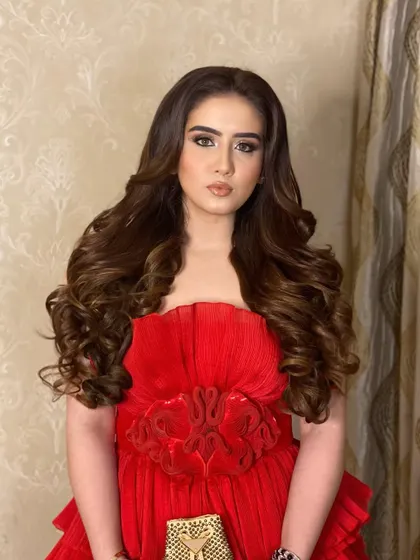 Slaying all the way in this stunning red dress. Her hair is just as dramatic, with massive volume and deep waves created using my premium extensions.