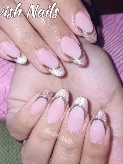An elegant oval-shaped nail set with a cat-eye glitter French tip, outlined with a fine silver line.