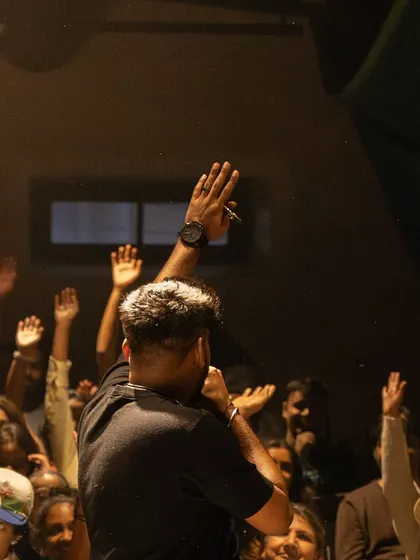 I lift a hand to the Monsoon Jam crowd at Sabha Bengaluru as people raise their hands back.