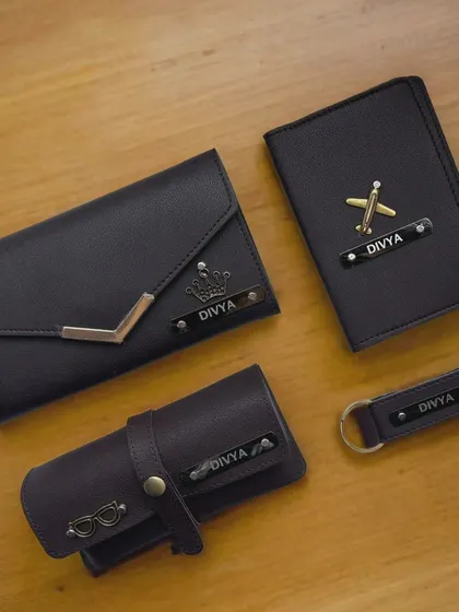 Here is the 4-in-1 ladies' set in black, personalized with a name and charms. I can add a name on a metal strip and a charm of your choice from over 100 options to make it truly unique.