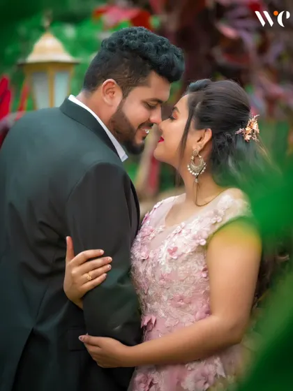A close, romantic moment captured between the leaves. We use natural elements to frame our shots, adding depth and a sense of privacy to the couple's portrait.