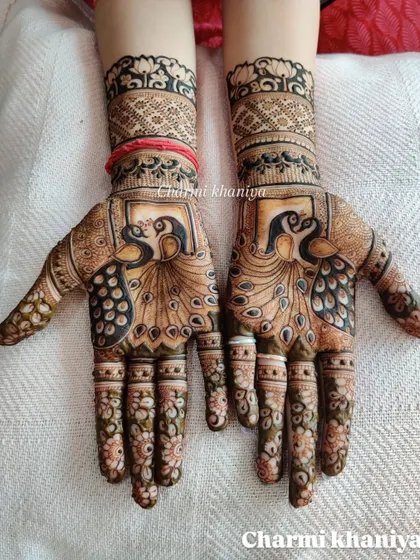 A bold and beautiful peacock design. The dark henna and intricate feather details make this a real showstopper.