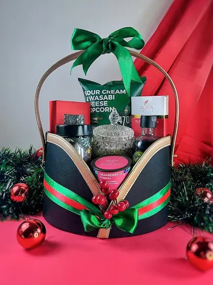 Our exquisite "Winter Wonderland" basket is a perfect blend of luxury and thoughtfulness for the holiday season, filled with gourmet snacks and premium items.