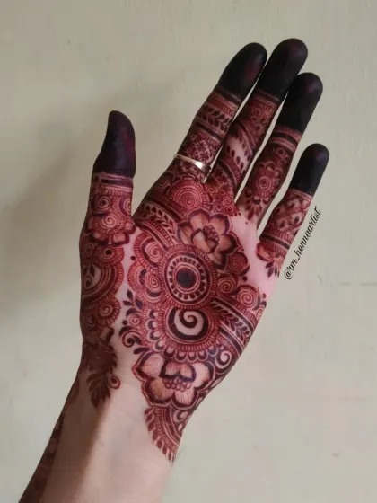 The final stain is everything. This is the gorgeous, deep reddish-brown colour you can expect from my 100% natural henna paste, with no chemicals at all.