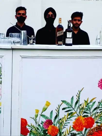 This elegant white bar, adorned with a beautiful floral print, was designed for a sundowner Mehendi ceremony. It brings a touch of spring and sophistication, perfectly complementing the celebratory and colorful occasion.